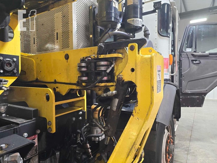 2018-peterbilt-320-image-26