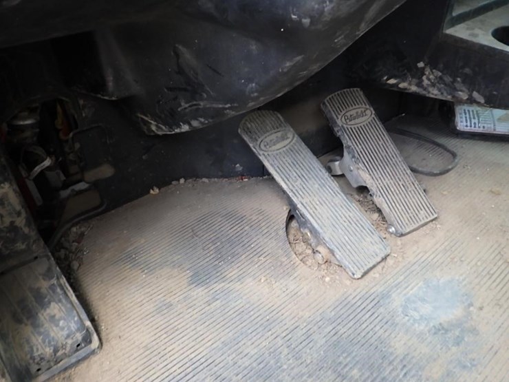 2010-peterbilt-337-image-29