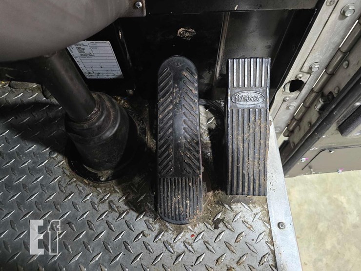 2018-peterbilt-320-image-11