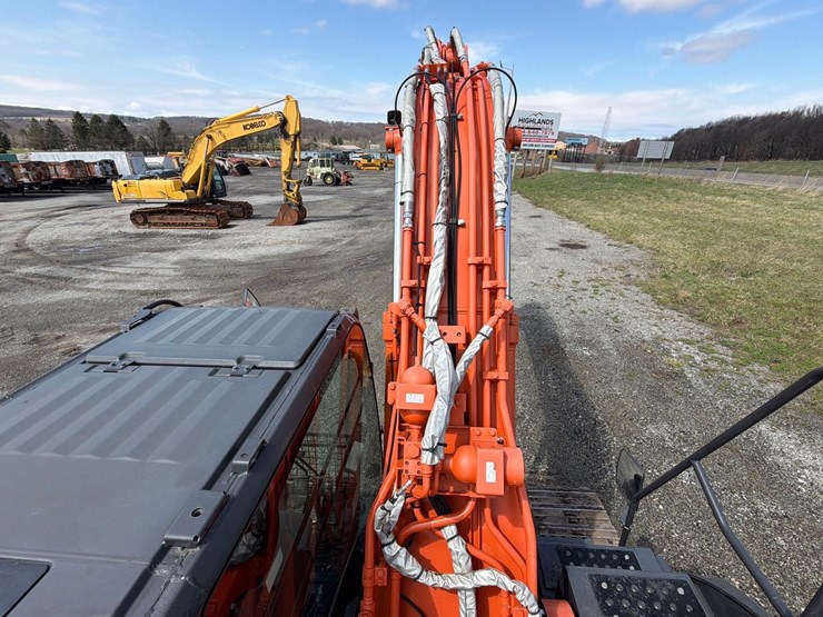 2020-hitachi-zx200-image-21