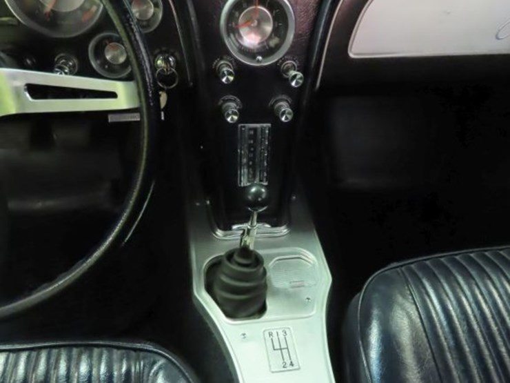 1963-chevrolet-corvette-stingray-split-window-coupe-image-32