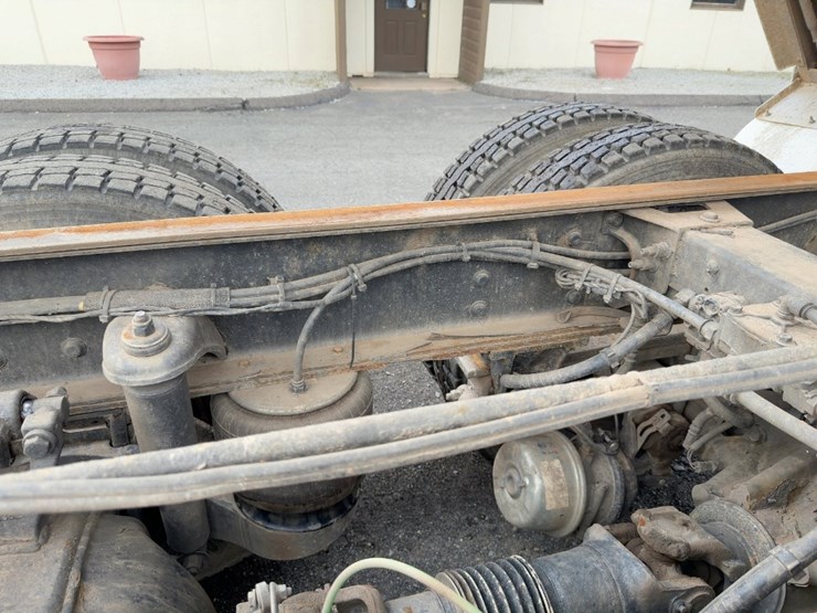 2015-peterbilt-567-image-18