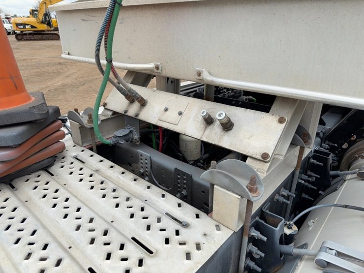 2018-mack-pinnacle-cxu613-image-14