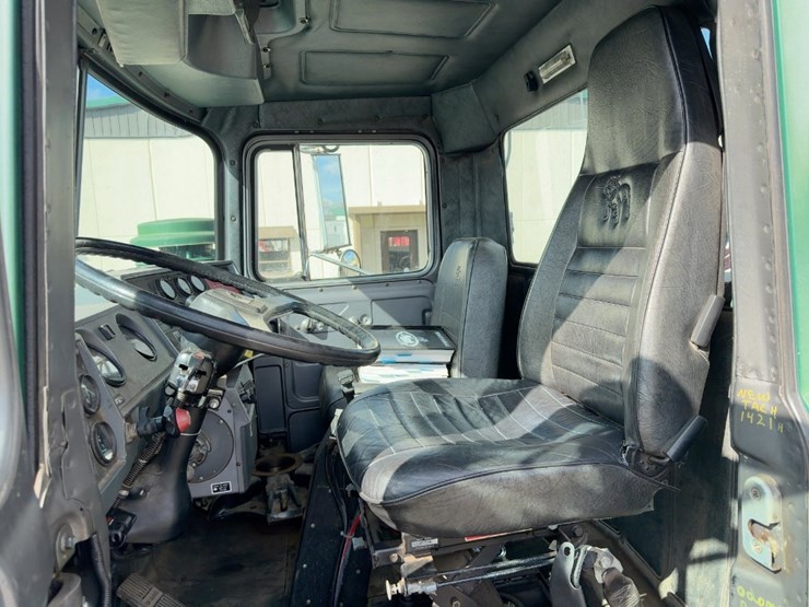 1990-mack-rd688s-image-24