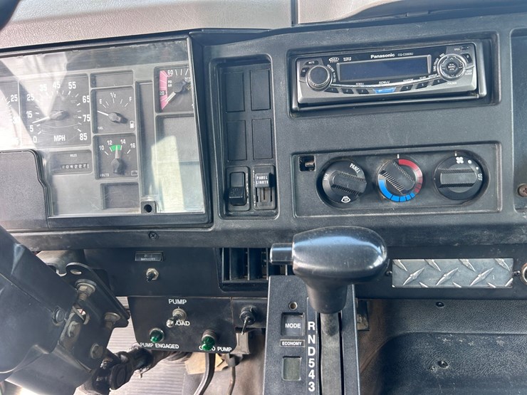 #1008-•-international-cab-and-chassis-image-54