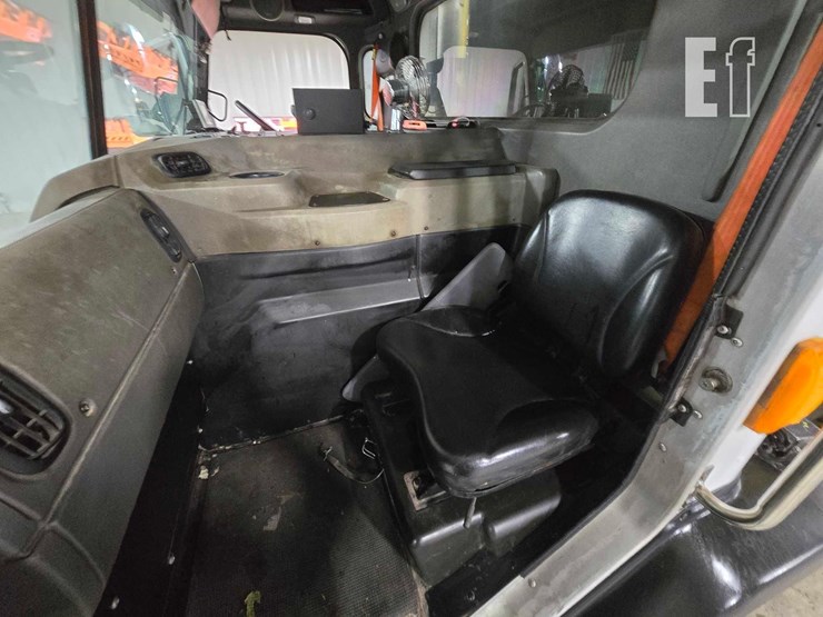 2018-peterbilt-320-image-19