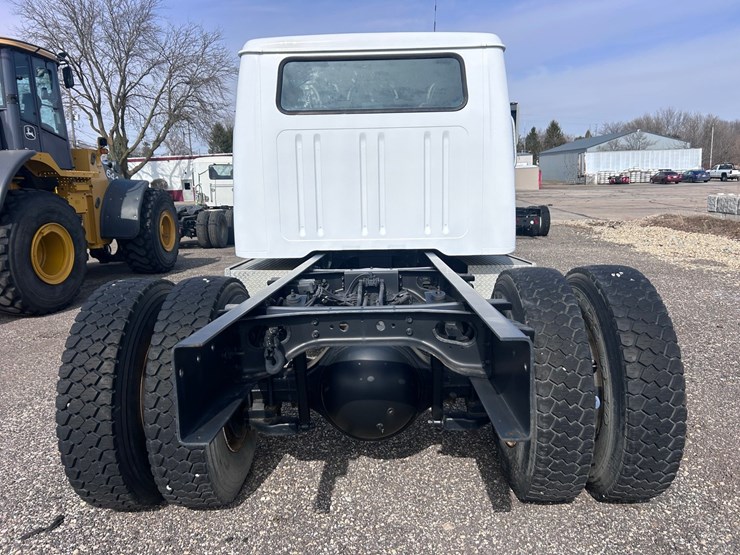 #1008-•-international-cab-and-chassis-image-3