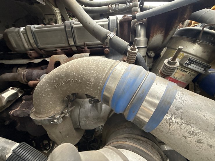 2010-massey-ferguson-8-image-22