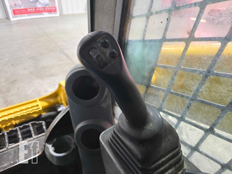 2022-caterpillar-262d3-image-13