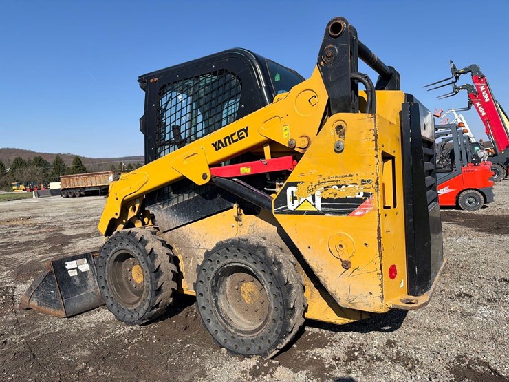 2019-caterpillar-242d-image-5