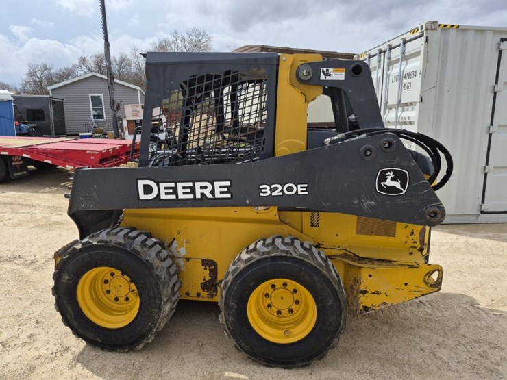 deere-320e-image-12