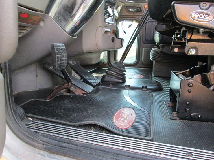 2008-peterbilt-389-image-32