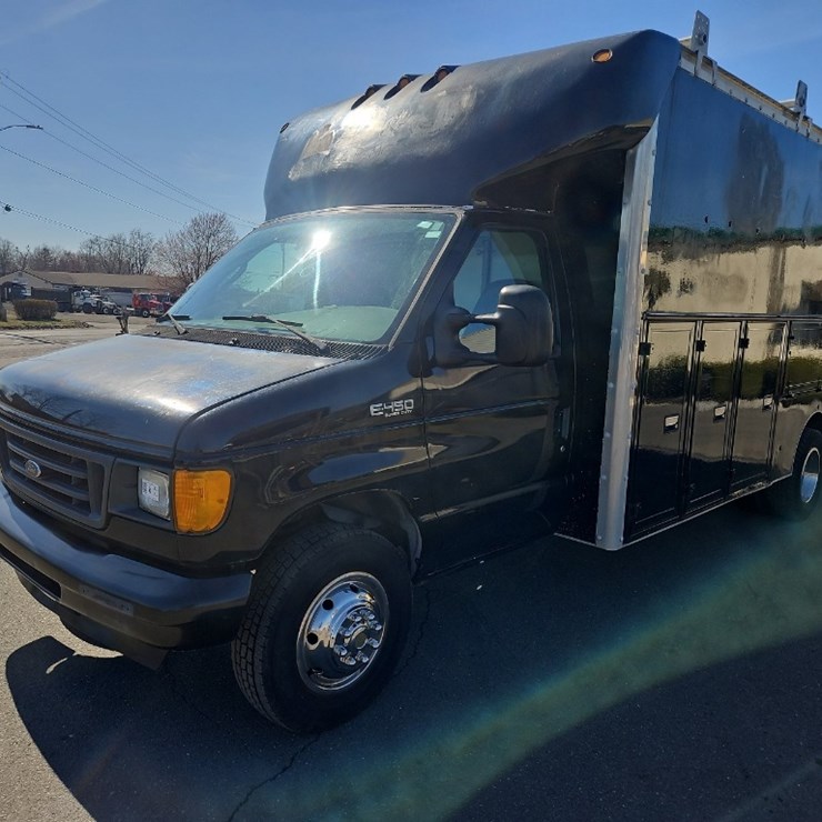 2005 FORD E450