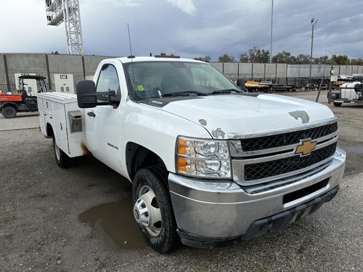 2013-chevrolet-silverado-3500-image-2