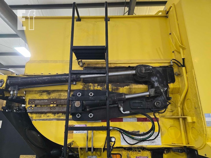 2018-peterbilt-320-image-20