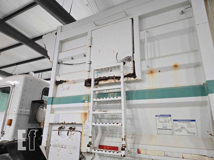 2008-peterbilt-320-image-23