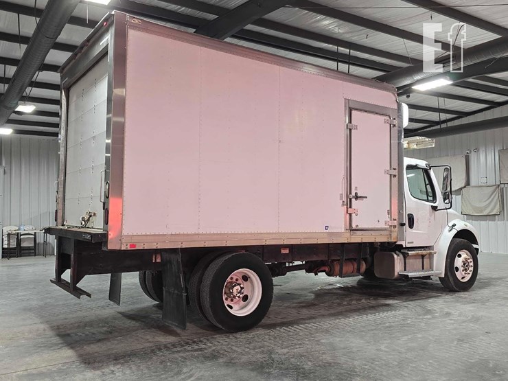 2009-freightliner-business-class-m2-106-image-3