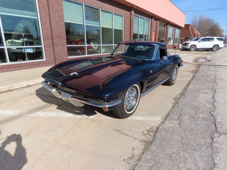 1963-chevrolet-corvette-stingray-split-window-coupe-image-1