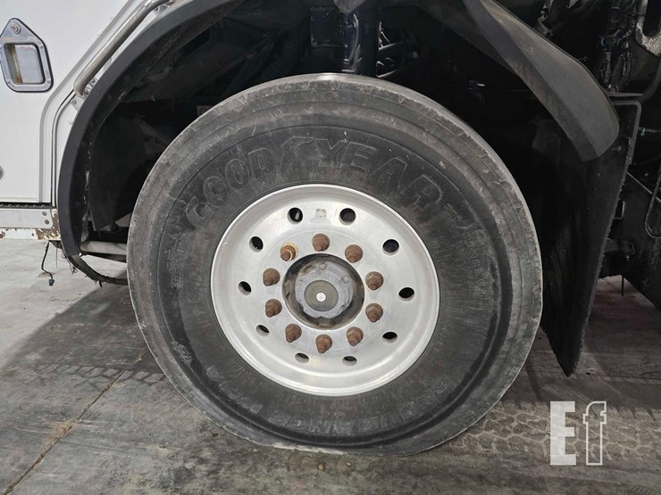 2008-peterbilt-320-image-27