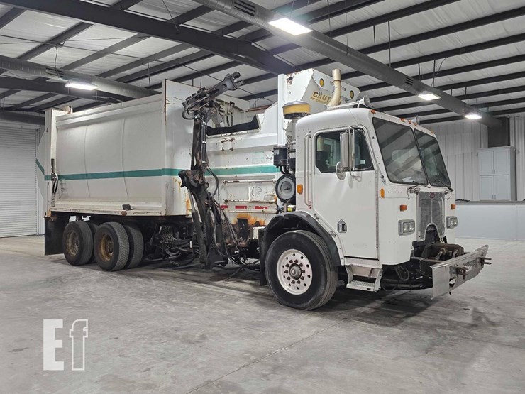 2008-peterbilt-320-image-2