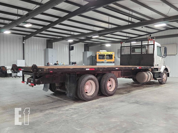 2008-volvo-vnm64200-image-3