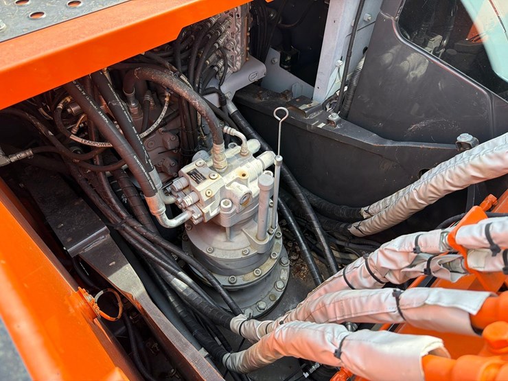 2020-hitachi-zx200-image-21