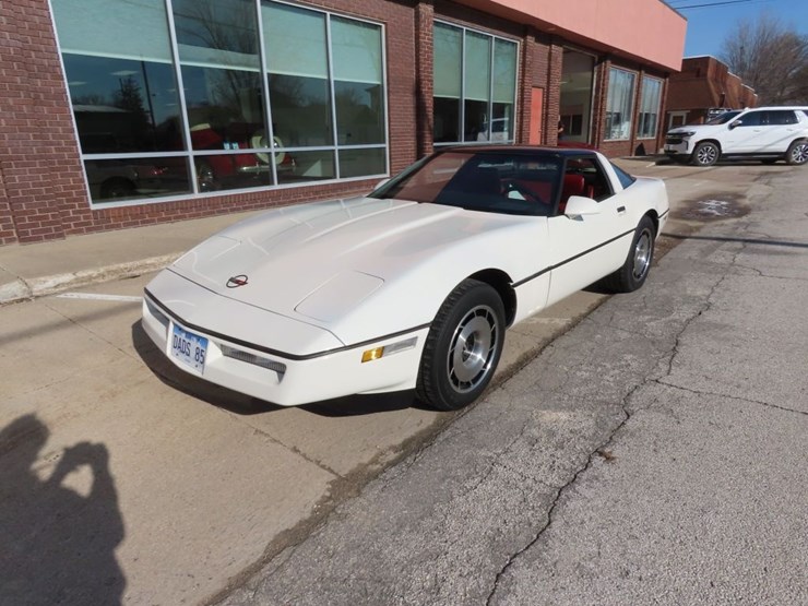 1985-chevrolet-corvette-image-1