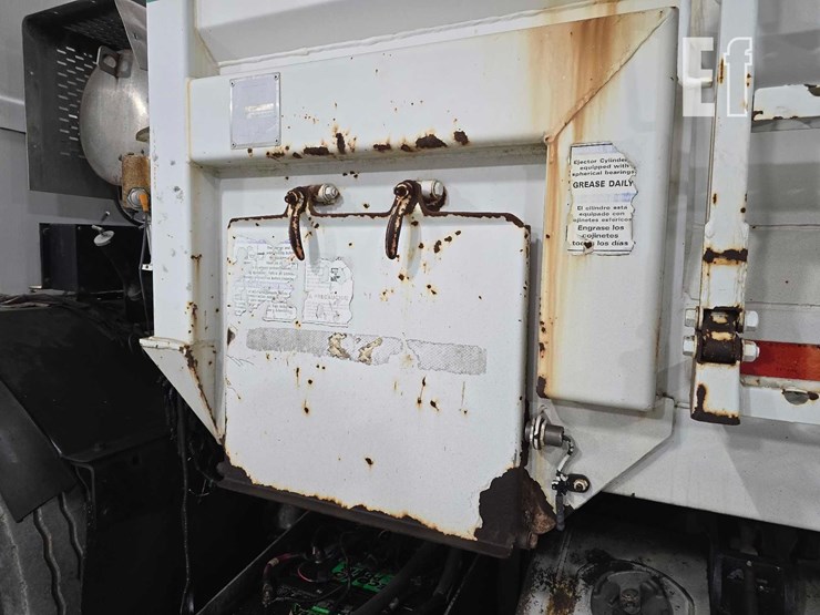 2008-peterbilt-320-image-22