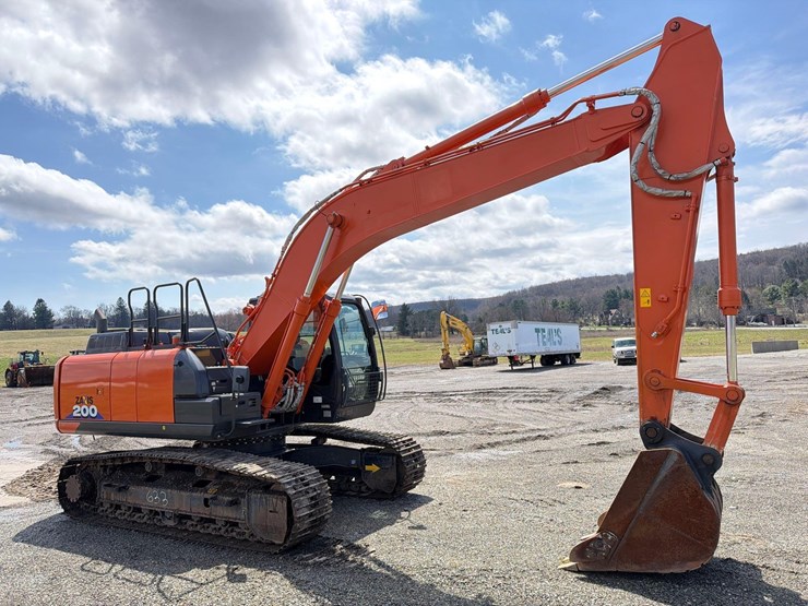 2020-hitachi-zx200-image-4