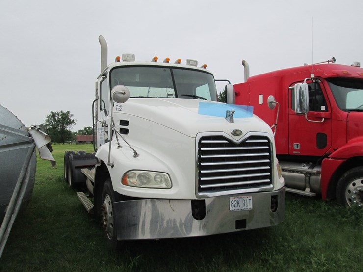 #46168-•-inop-2006-mack-613-vision-t/a-daycab-truck-tractor-1m1ak06yx6n010204-image-2