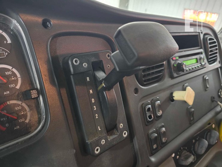 2012-freightliner-business-class-m2-106-image-14