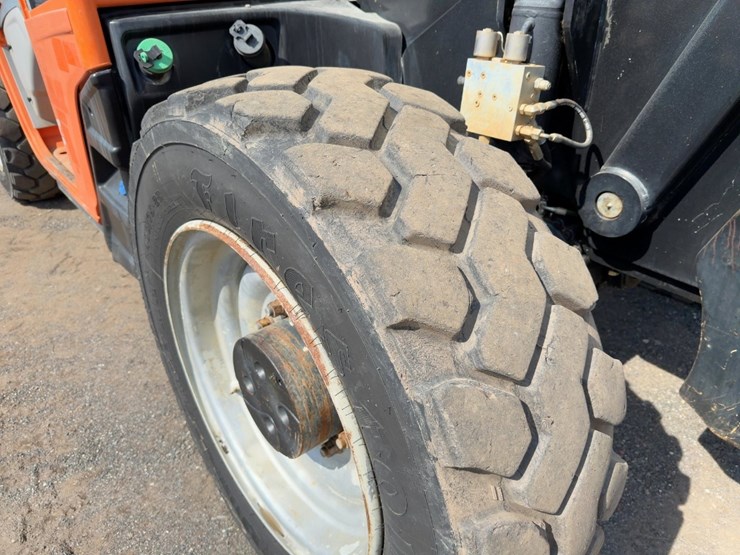 2016-jlg-1055-image-11