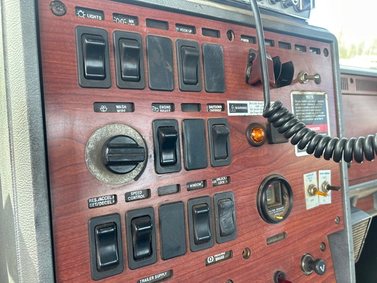 1999-mack-cl713-image-35