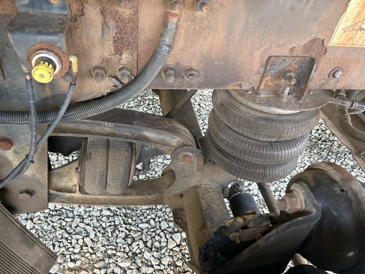 2010-massey-ferguson-8-image-35