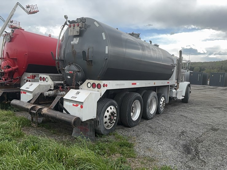 2015-peterbilt-367-image-2