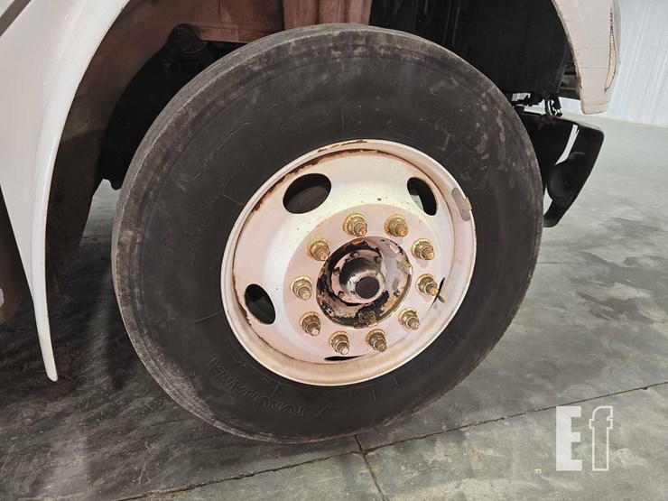 2009-freightliner-business-class-m2-106-image-24