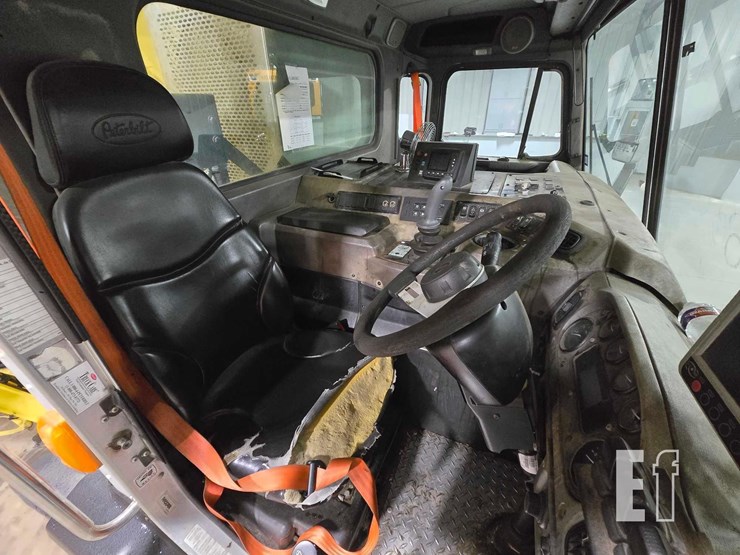 2018-peterbilt-320-image-9