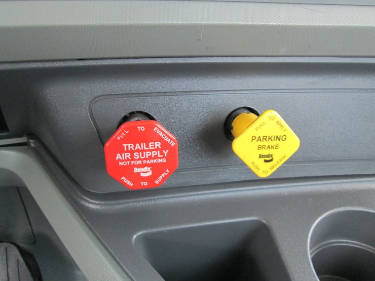 2020-kenworth-t680-image-35