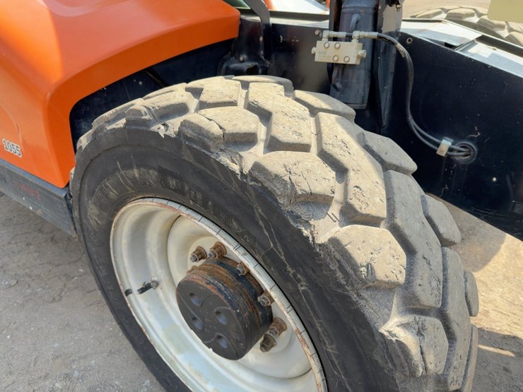 2016-jlg-1055-image-9