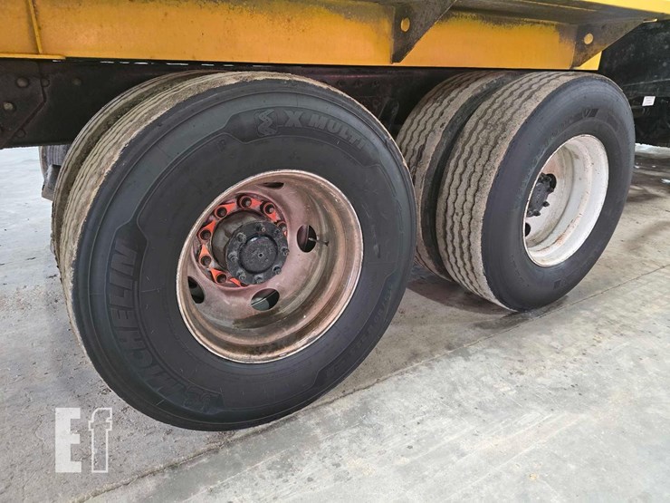 2018-peterbilt-320-image-37