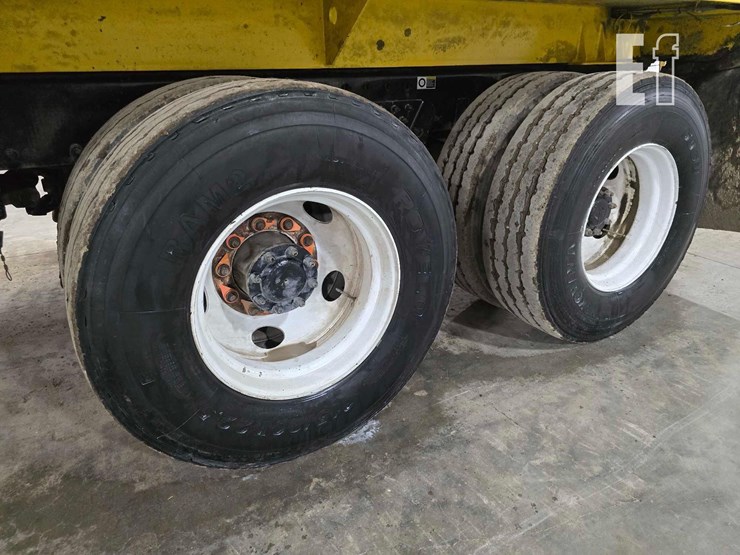 2018-peterbilt-320-image-30