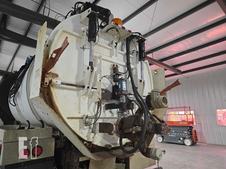 2014-kenworth-t800-image-16