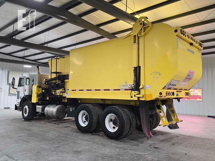 2018-peterbilt-320-image-4