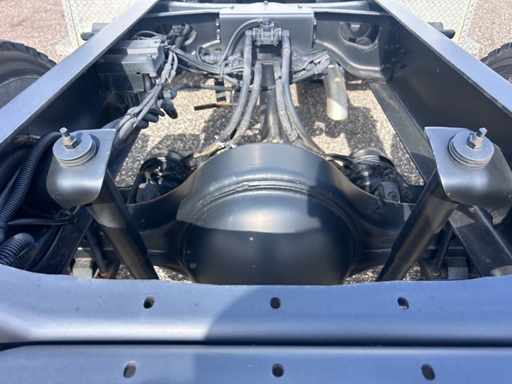 #1008-•-international-cab-and-chassis-image-39