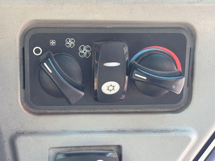 2019-caterpillar-242d-image-22