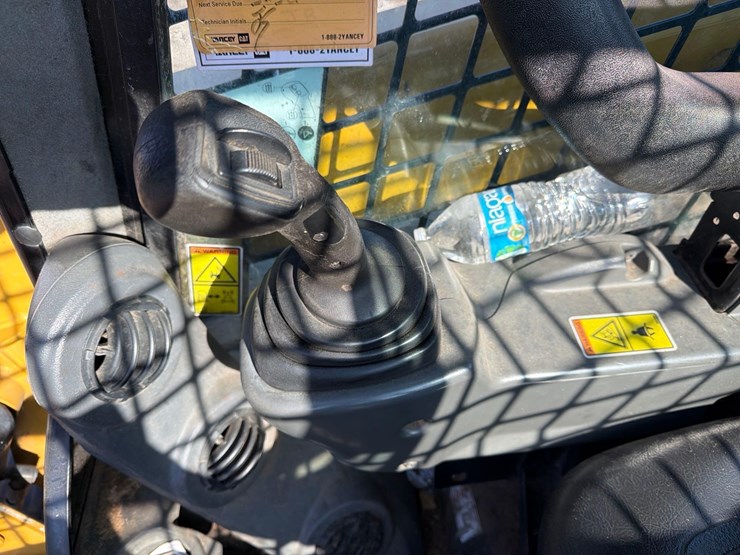 2019-caterpillar-242d-image-19