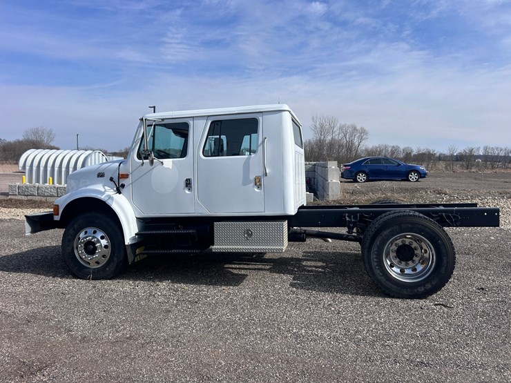 #1008-•-international-cab-and-chassis-image-2