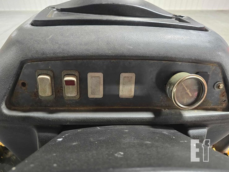 2005-deere-410g-image-23