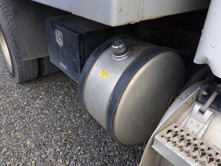 2010-peterbilt-337-image-18