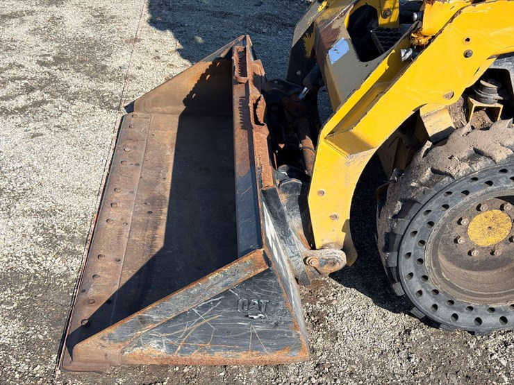 2019-caterpillar-242d-image-12